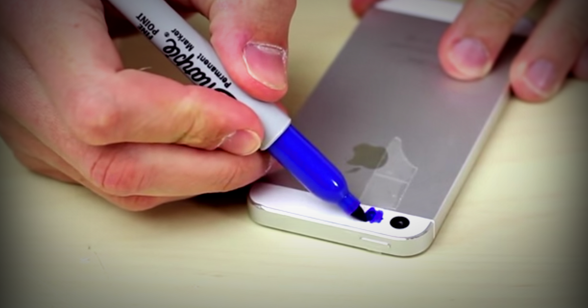 He Uses 2 Sharpies To Color Over His Smartphone's Flash. And It Instantly Creates A "Blacklight