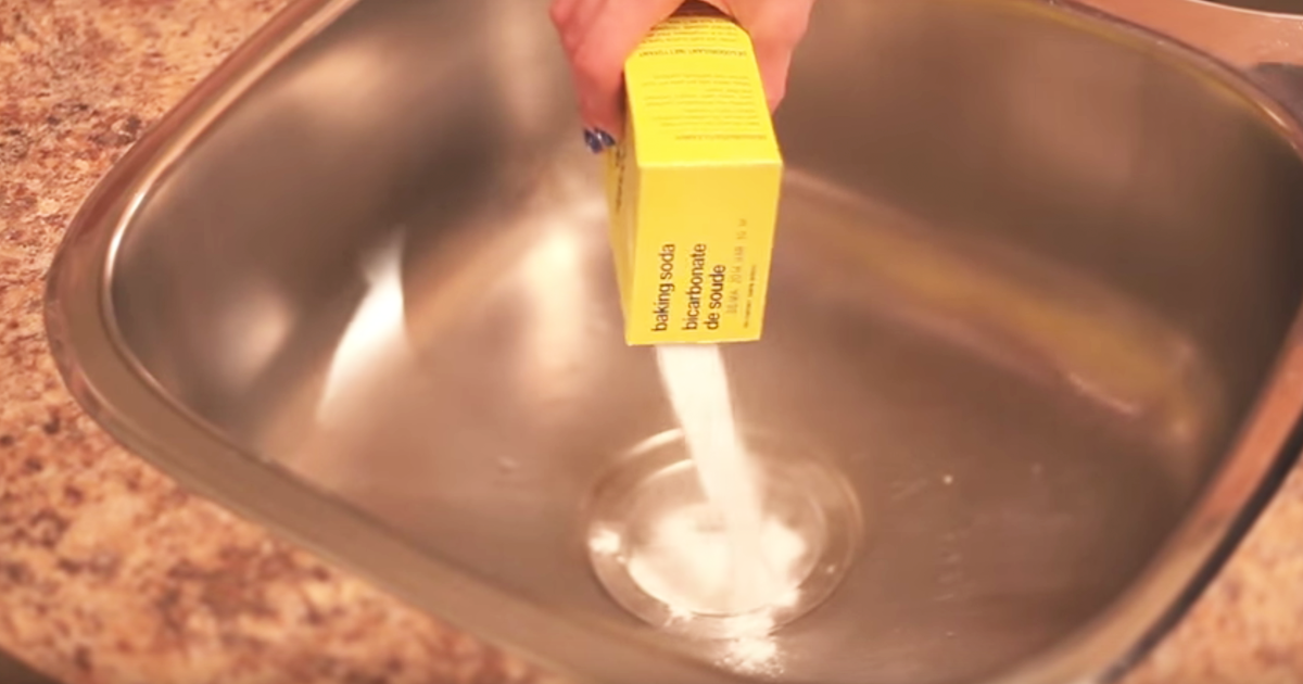 She Showers With Baking Soda And Something AMAZING Happens… I'm Trying