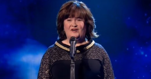 Susan Boyle Dazzles The Crowd With Chilling Rendition Of “Little Drummer Boy�...