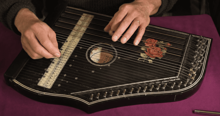 Talented Musician Performs “Sound Of Silence” On A Unique Guitar With Over A...