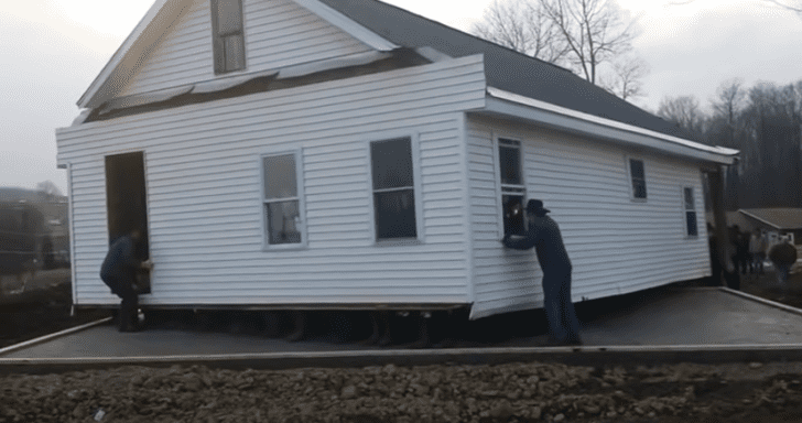80 Amish People Move A House With Their Bare Hands